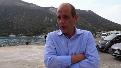Vulcano, il drone sorvola il cratere fumante, aumenta il pericolo di un'eruzione