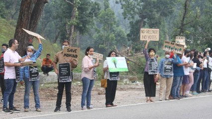 उत्तराखंड में शुरू हुआ एक और 'चिपको आंदोलन', 11000 पेड़ों की जिंदगी बचाने सड़क पर उतरे लोग