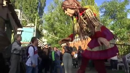 La marioneta gigante Amal recorre Europa por los derechos de los menores no acompañados