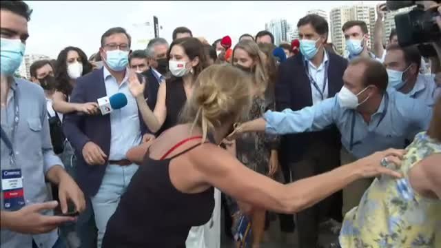 Ayuso llega a la convención del PP entre vítores y aclamada al grito de ¡Presidenta!
