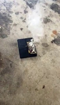 شاهد..شاب يوثق لحظة انفجار هاتف سامسونج الجديد القابل للطي