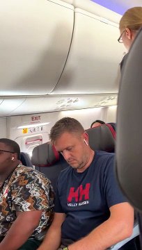 Une passagère jalouse éclate son ordinateur portable sur la tête de son mari