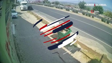 Sepetli motosikletin sürücüsünü ölüm böyle teğet geçti