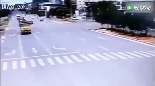 Ce motard échappe 2 fois au pire...bon karma