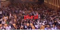 El vídeo más polémico de la Convención del PP: Casado evita que su compañero se levante a aplaudir a Ayuso