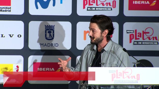 Diego Luna afirma que recibir el Premio Platino de Honor es un aliciente