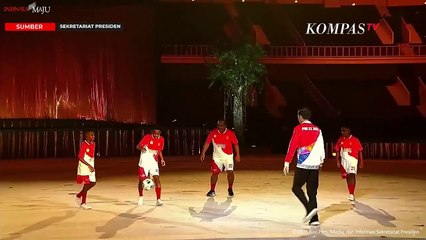 Seru!! Momen Jokowi Bermain Bola Bersama Jack Komboy di Acara Pembukaan PON ke-20 Papua