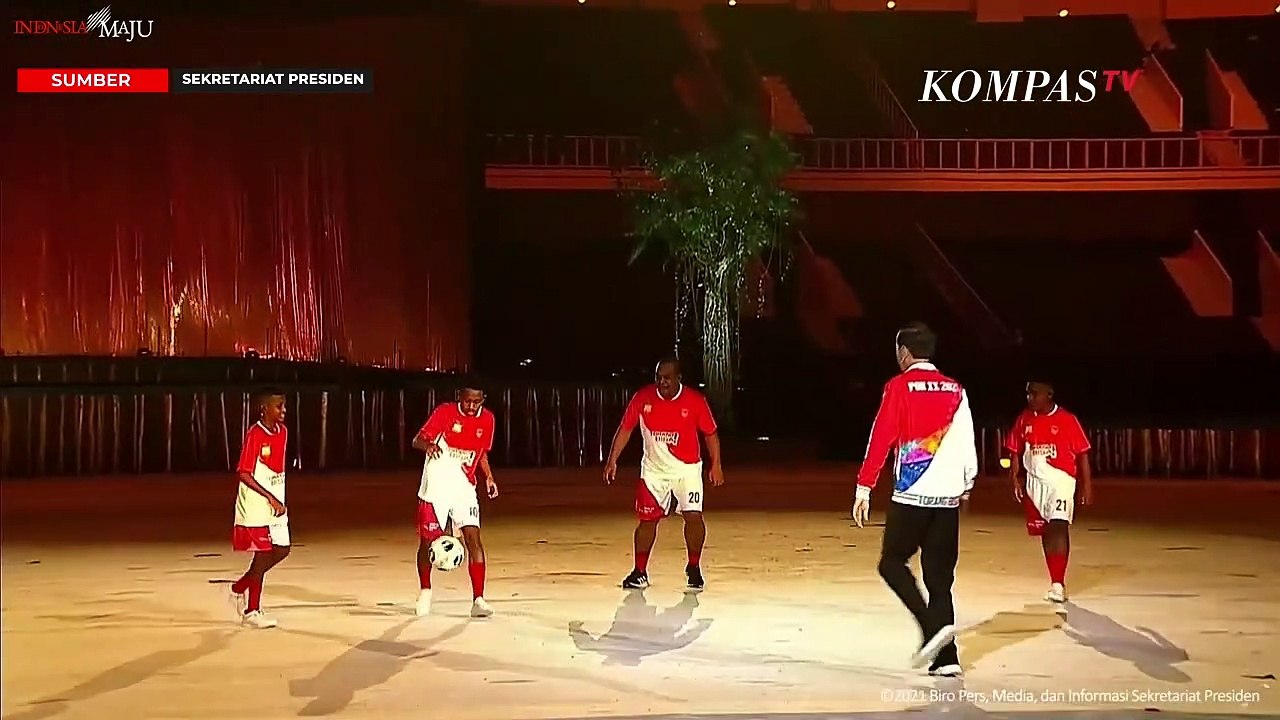Seru!! Momen Jokowi Bermain Bola Bersama Jack Komboy di Acara Pembukaan PON ke-20 Papua