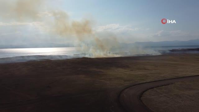 Beyşehir Gölü Milli Parkı kıyısında sazlık yangını