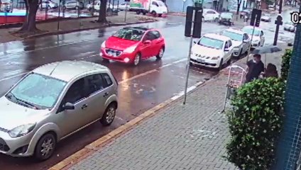 Veja por outro ângulo! Câmera flagra colisão entre Ford Ka e Voyage na Rua Erechim, no Centro