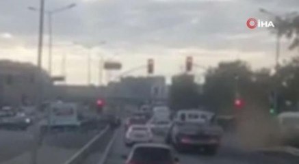 Son dakika haberleri: Silivri'de kum kamyonu polisin üzerine devrildi, kaza kameraya yansıdı