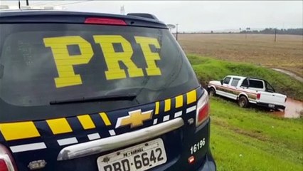 Descargar video: Caminhonete F-1000 furtada é encontrada pela PRF às margens da BR-277, no Santos Dumont