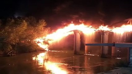 Roma, incendio: crollano parti del ponte dell'Industria - Video