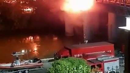 "Il ponte di ferro brucia", le prime immagini dell'incendio - video
