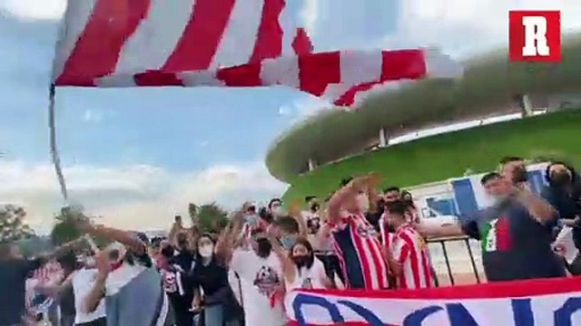 Afición de Chivas dio cálida bienvenida al equipo en el Akron