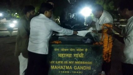 दिनभर अनावरण को तरसती रही बापू की प्रतिमा, रात को वकीलों ने किया माल्यार्पण...