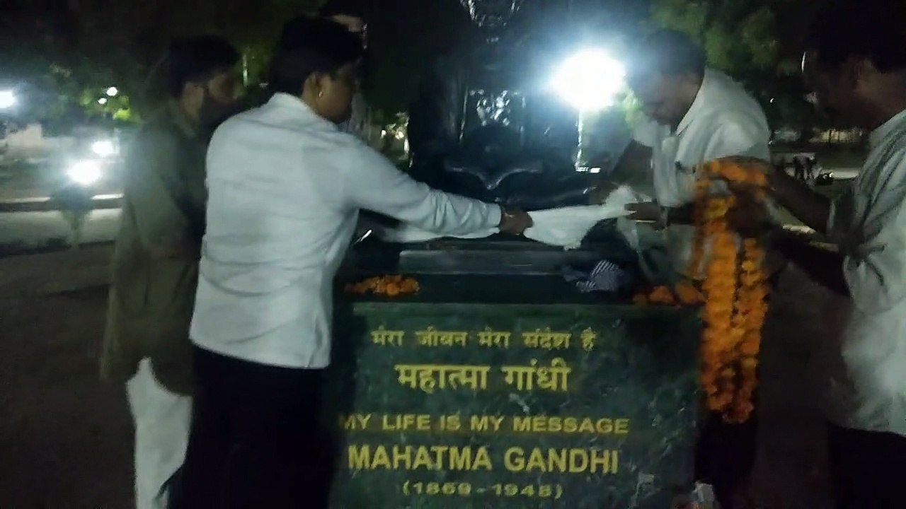 दिनभर अनावरण को तरसती रही बापू की प्रतिमा, रात को वकीलों ने किया माल्यार्पण...