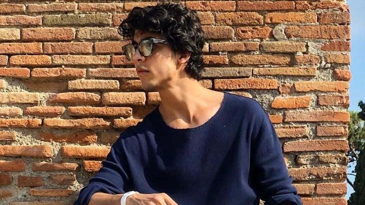 Aryan Khan being interrogated in Mumbai Cruise Drugs case