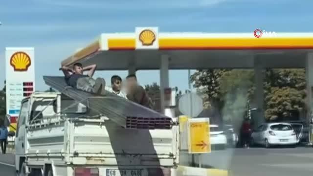 Kamyonet kasasında yürekleri ağza getiren yolculuk kamerada