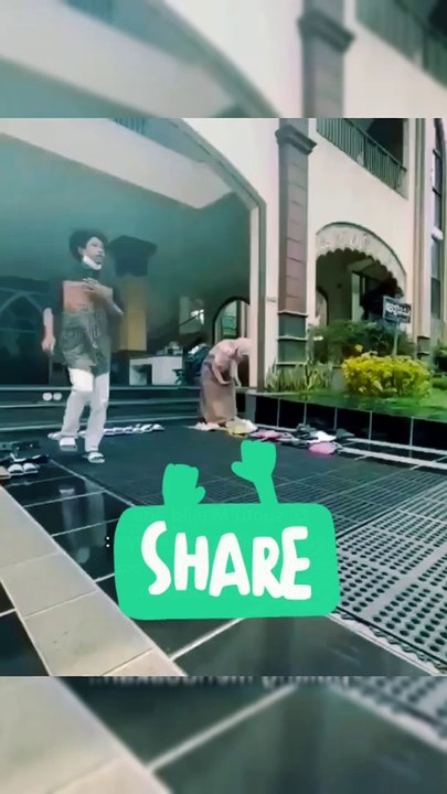 Raja, Anak Sultan yang Rendah Hati || Merapikan sandal Masjid