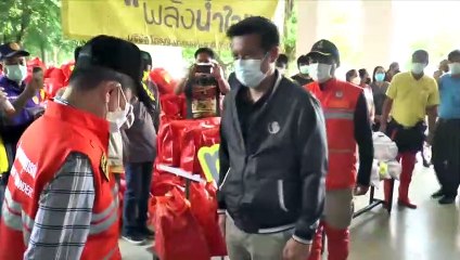 อ่างทอง รัฐมนตรีกระทรวงดิจิทัลลงพื้นที่ให้กำลังใจและมอบถุงยังชีพผู้ประสบอุทกภัย