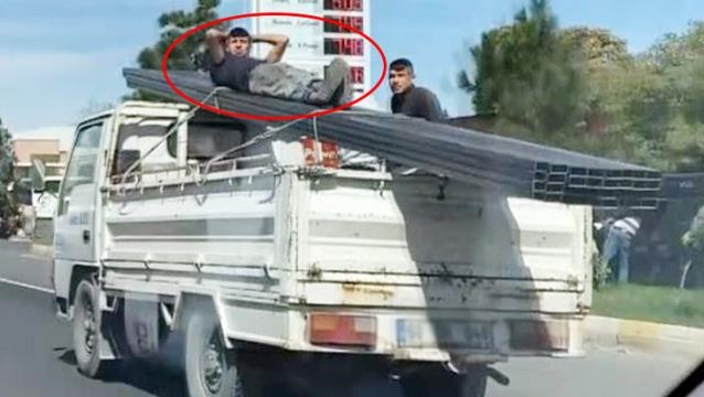 Tıpkı güneşleniyor gibi! Kamyonet kasasında yürekleri ağza getiren yolculuk kamerada