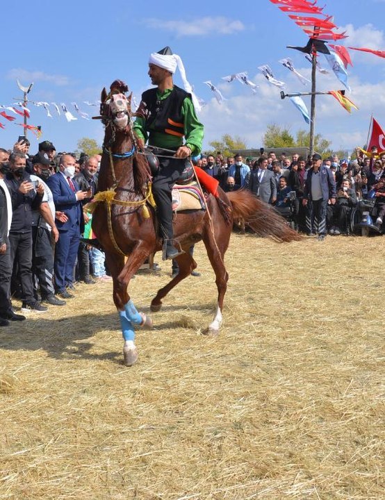 MÜZİK EŞLİĞİNDE DANS EDEN ATIN GÖSTERİSİ İLGİ GÖRDÜ