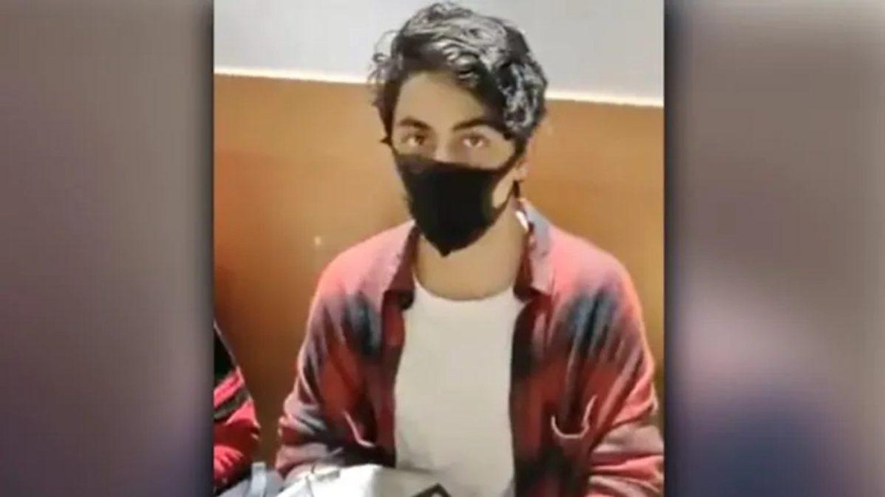 NCB Officer questioning Aryan Khan in Mumbai Cruise Case