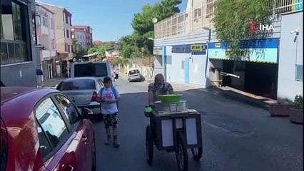 Beyoğlu'nda cadde ortasında bıçaklı kavga kamerada