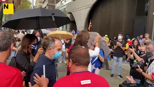 Arriben entre aplaudiments Laura Borràs, Josep Rull i Jordi Turull a la convocatòria del 3-O