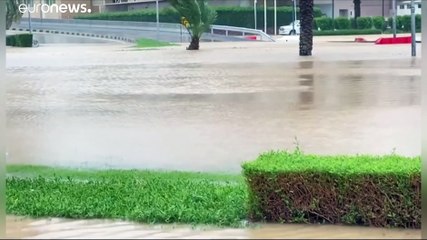 شاهد: إعصار شاهين وصور مروعة.. انهيارات جبلية وسيول تغمر الشوارع وتأجيل للرحلات الجوية