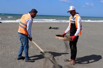 Hatay sahillerinde Suriye kaynaklı petrol sızıntısının temizlik çalışmaları sürüyor
