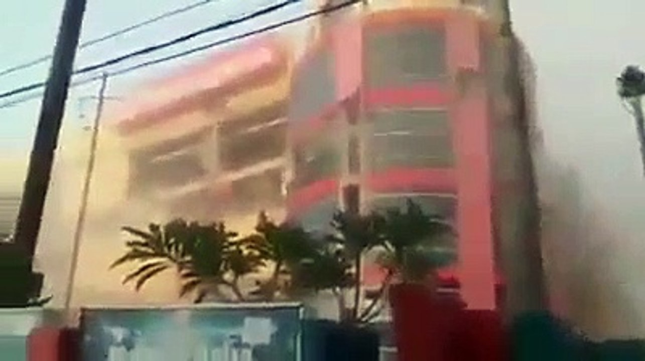 [Mall Tatura 1]  detik robohnya Mall Tatura akibat Gempa 7,8sr