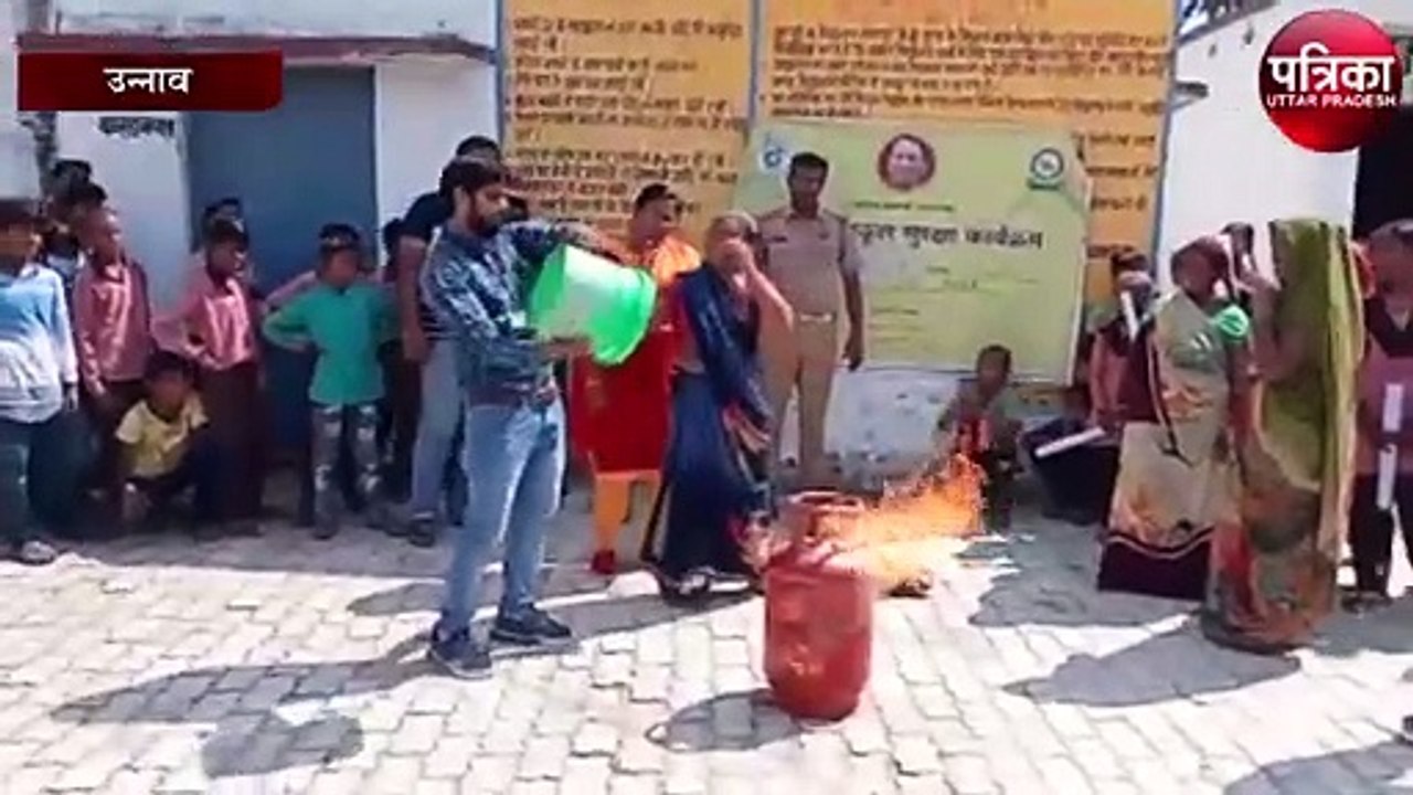 महिलाओं को गैस सिलेंडर में लगी आग को बुझाने का दिया गया प्रशिक्षण