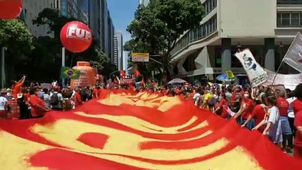 Manifestantes anti-Bolsonaro enchem ruas do Brasil