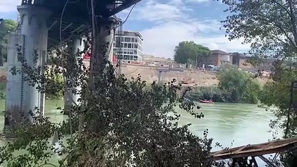 Roma, sotto il Ponte di ferro ancora fumo tra giacigli e stendipanni - Video