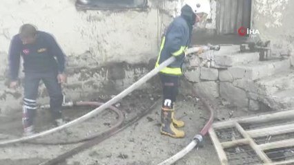 Son dakika haber | Van'ın Özalp ilçesinde çıkan yangında bir ev kullanılamaz hale geldi