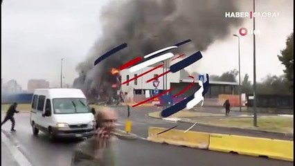 İki katlı binaya uçak çarptı: 8 ölü