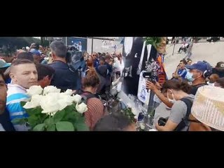 Marseille : des roses blanches distribuées et déposées au pied du portrait de Bernard Tapie