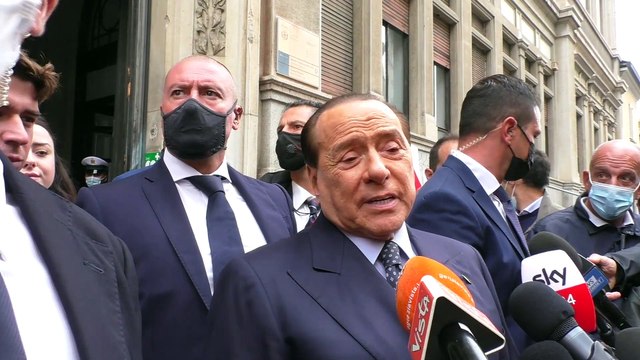 Milano, Berlusconi al seggio: Va cambiato il sistema di scelta dei candidati del centrodestra