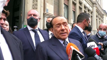 Milano, Berlusconi al seggio: "Va cambiato il sistema di scelta dei candidati del centrodestra"