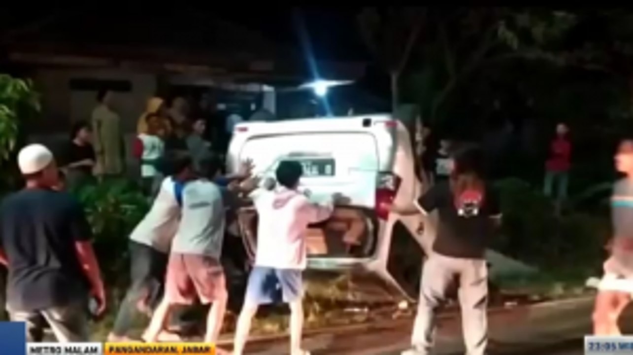 Sopir Mabuk, Mobil Terbalik dan Tabrak Pemotor...