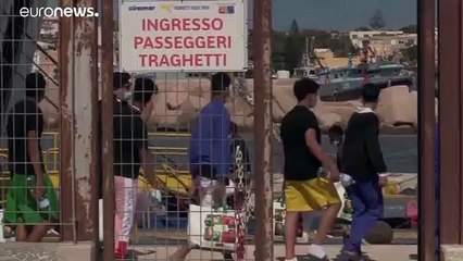 Centenas de migrantes chegaram este domingo a Lampedusa