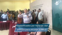 Manifestantes dan portazo en evento de AMLO en Puebla