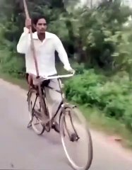 Bir bacağı olmayan adamın bisiklet sürme yöntemi