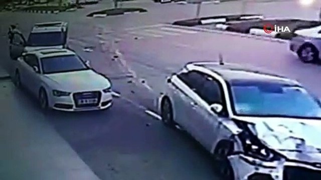 Otomobil ile polis otosu çarpıştı: 2’si polis 3 yaralı