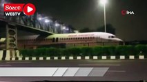 Hindistan’da köprünün altında sıkışan yolcu uçağı viral oldu