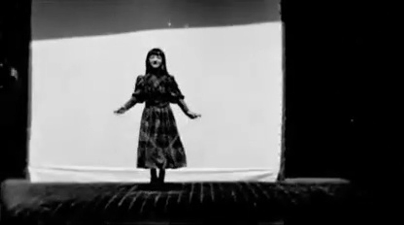 7 petite fille sautant à la corde