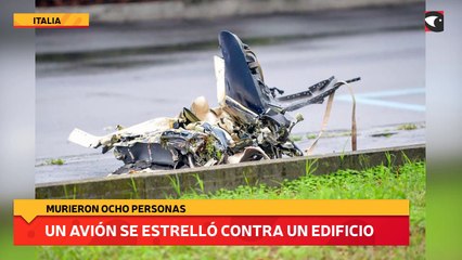 Un avión se estrelló contra un edificio