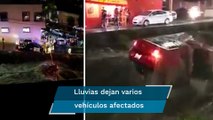 Corriente arrastra a auto y cae al río tras fuertes lluvias en Querétaro